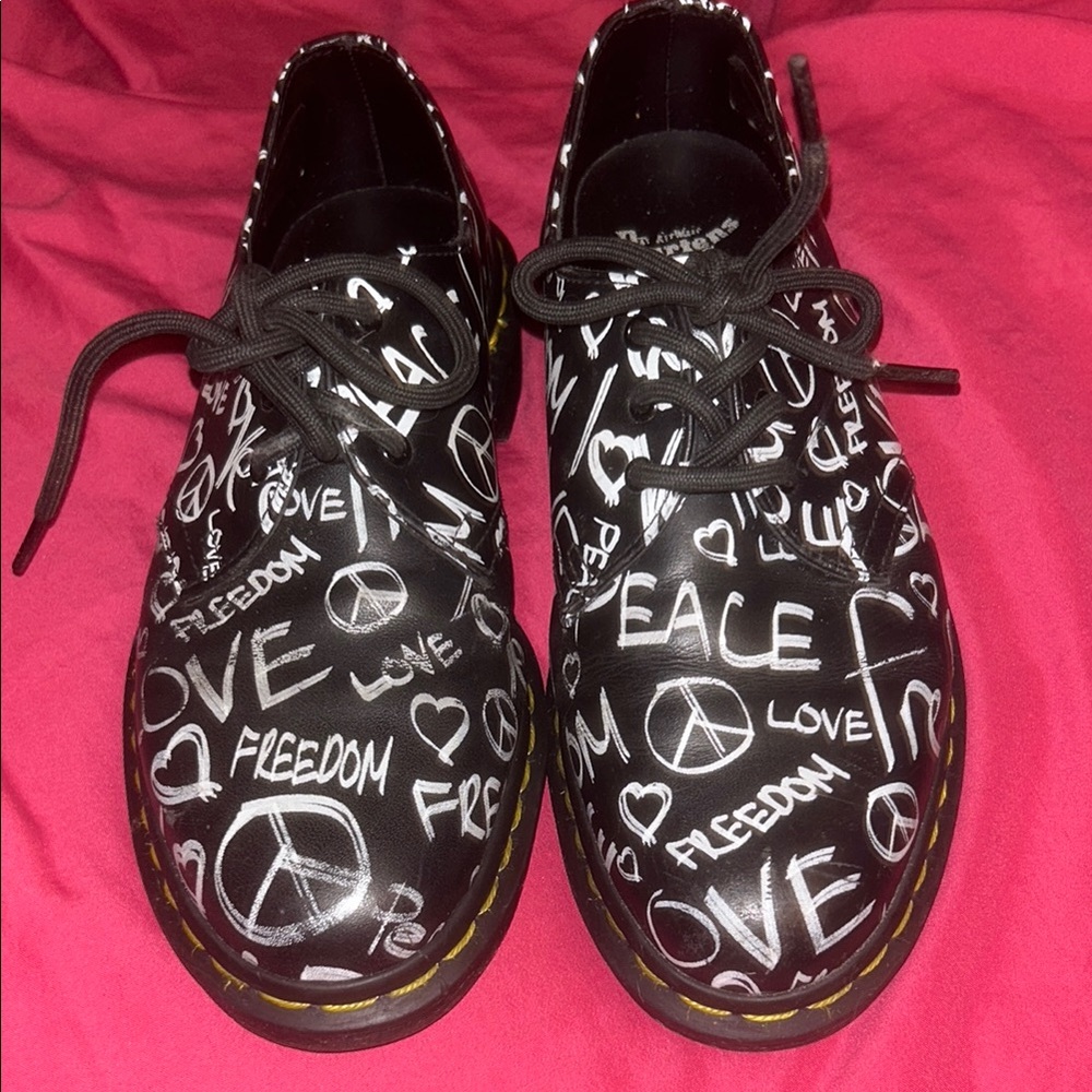 ⭐️Dr. Marten 1461 Script in Black & White⭐️